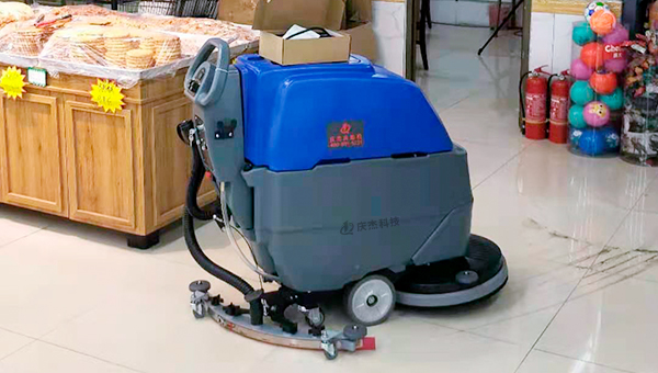 小型扫地车-清扫车厂家-超市采购庆杰手推式洗地机